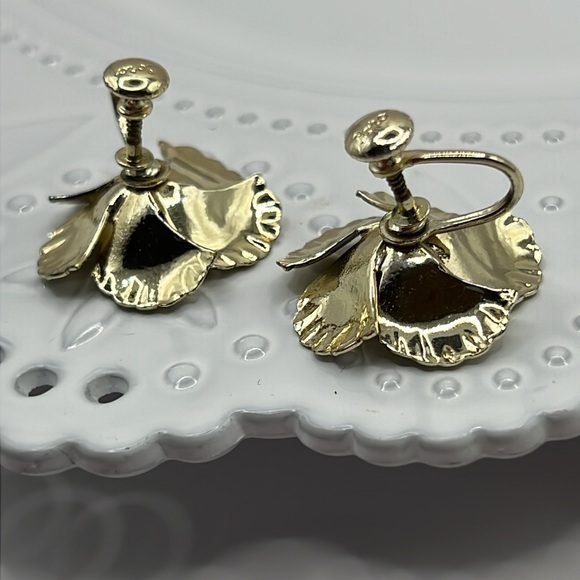 Vintage Gold Screw Back Floral Earrings. - Picture 5 of 6